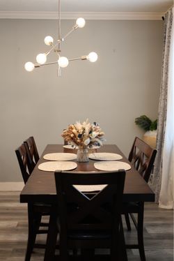 Kitchen Table - Seating for 6!