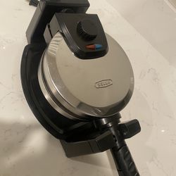 BELLA rotating Belgian waffle maker