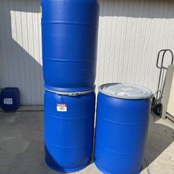 Blue Plastic Barrels/ Barriles Azules De Plástico  { No Open Tap}