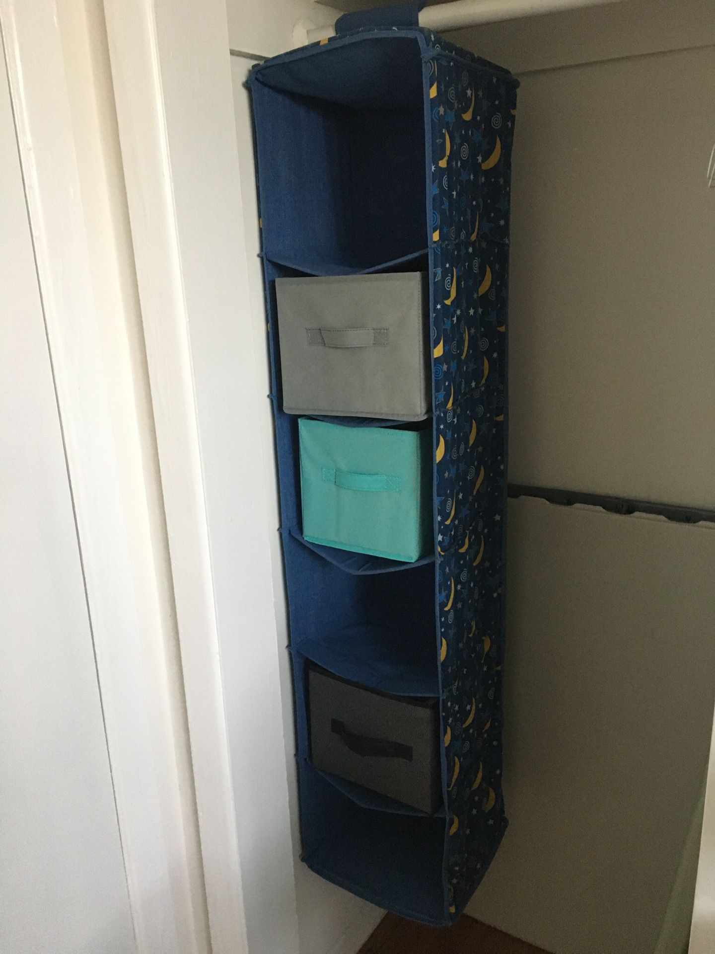 Spacious closet organizer - 2 bins included