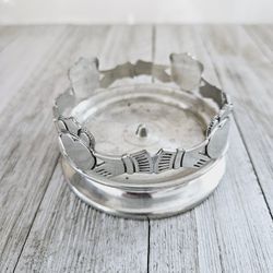 Finest Grade Mulligan Pewter Ireland 3"x2" Candle Holder Home Decor. Silver Toned Arms/Hands Holding Crowned Hearts Design Pattern. Pre-owned in excel