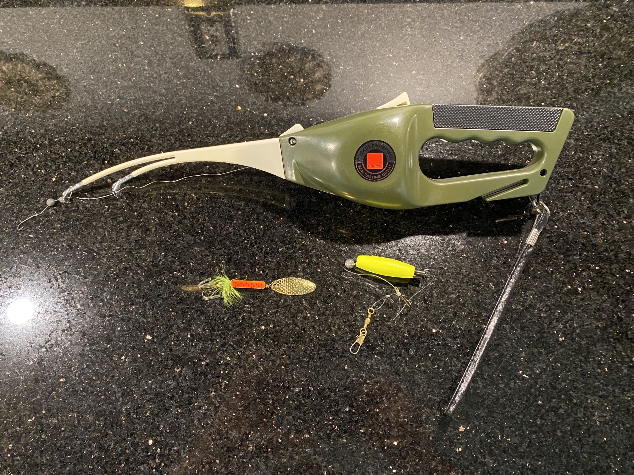 Ronco Pocket Fisherman Spin Casting Outfit Portable Rod & Reel & 2 Lures