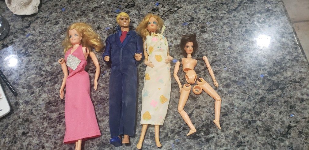 Old vintage broken barbie's & ken