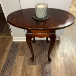 Solid cherry wood drop leaf accent table, solid queen end sofa table. Beautiful side piece 
