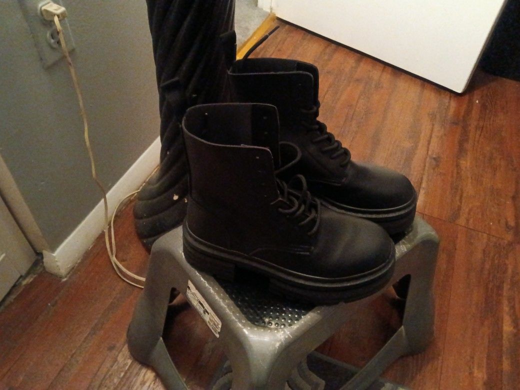 Size 6 Women's Boot
