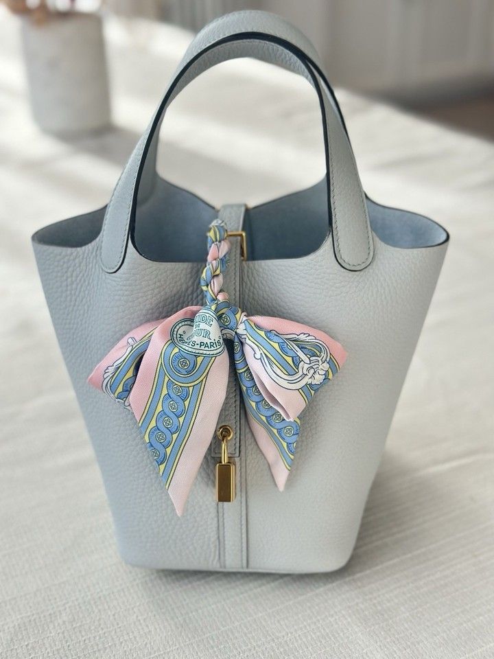 𝐇𝐞𝐫𝐦𝐞𝐬 Picotin 18 Bag Clemence Blue Pale