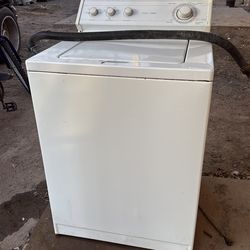 Lavadora lana muy vien nadamas no tira el agua