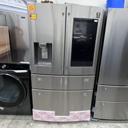 FAMILY HUB SAMSUNG REFRIGERATOR WITH ICE & WATER
