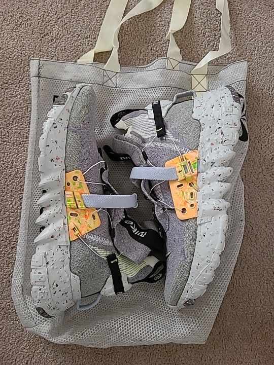 Nike Space Hippie " Cool Grey " Size 8.5wmns/ 7 Men