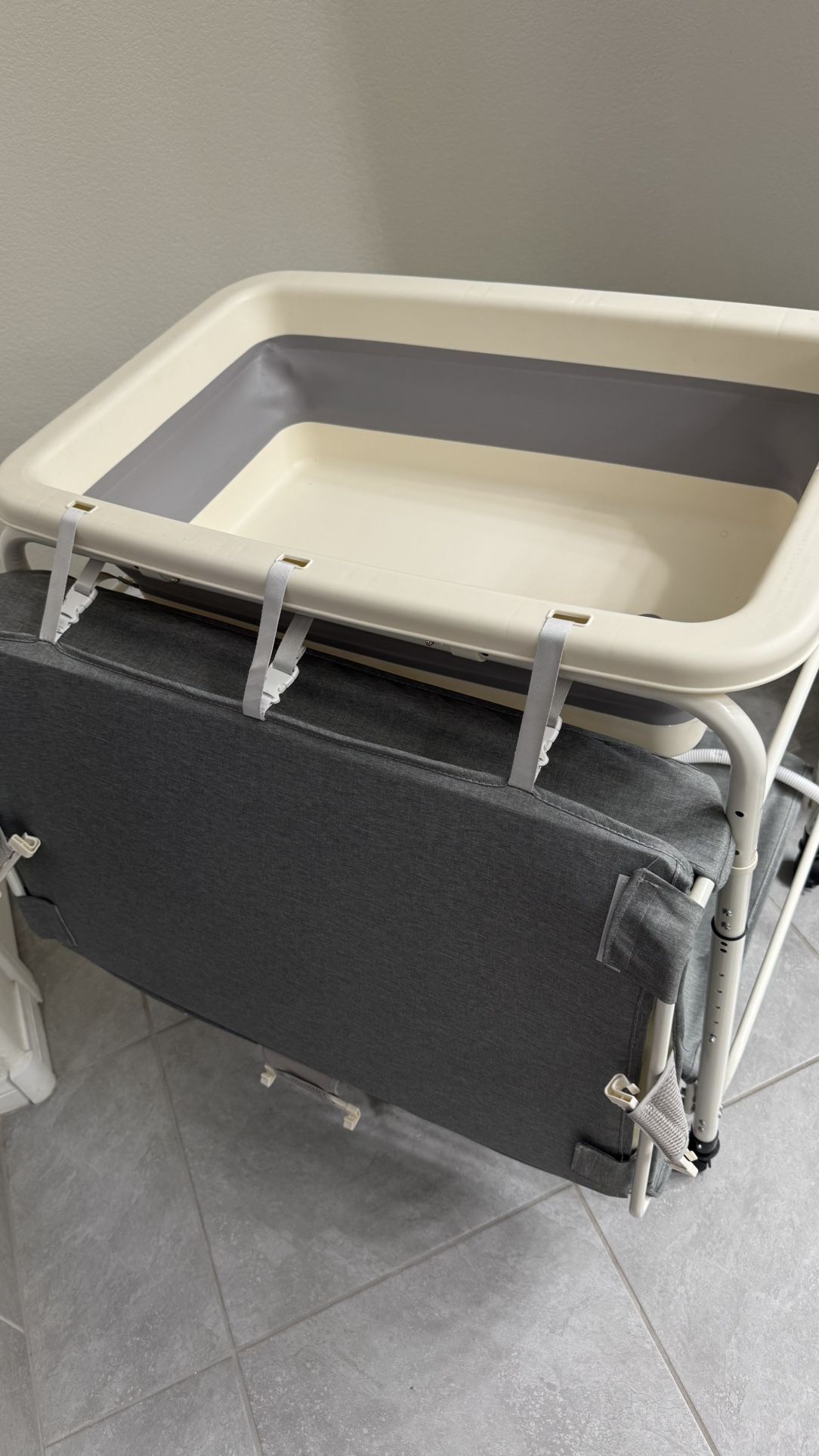 Baby Bathtub And Changing Table 