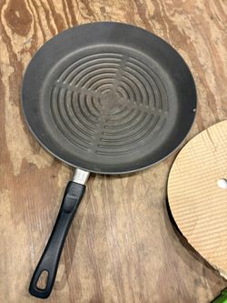 Used 13.5” Anolon Nonstick Frying Pan/Skillet in excellent condition.