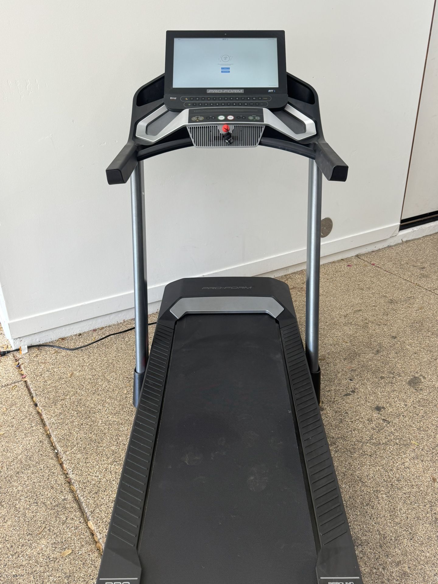 Proform Pro 9000 Treadmill With 22" Screen and Low Miles !