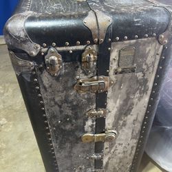 Vintage / Antique Wardrobe Trunk Chest (1900–1910)  Discover the elegance of early 20th-century travel with this authentic Vintage Ward