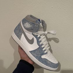 Jordan 1 Hyper Royals 