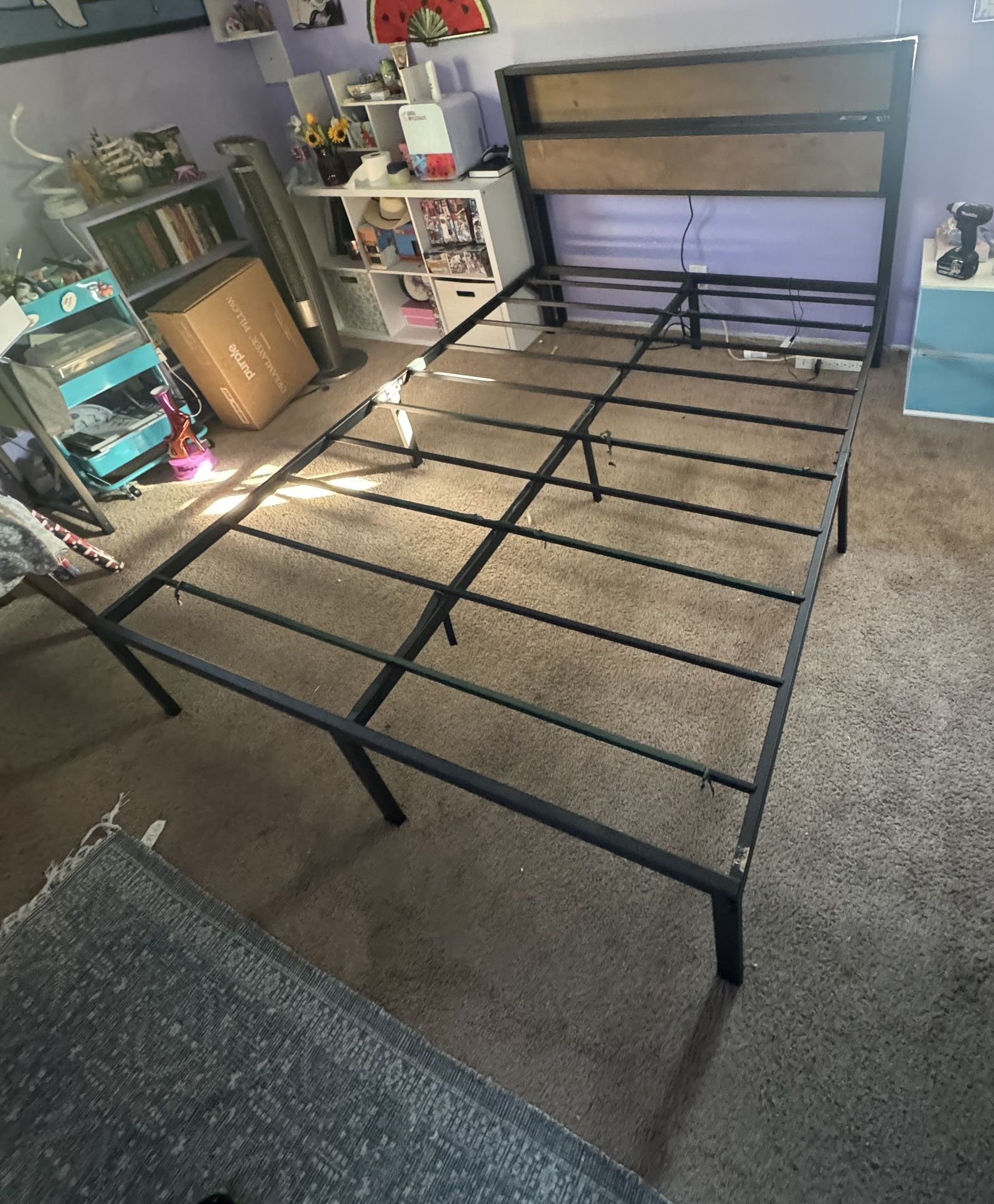 Bed Frame Queen Whit Mattress 