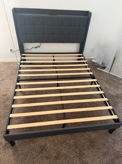 Queen bed frame w head board