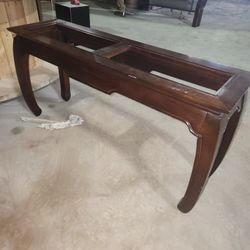 End Table. Very Nice - Missing Glass