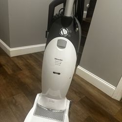 Miele Cat and Dog Dynamic U1 Upright Vacuum
