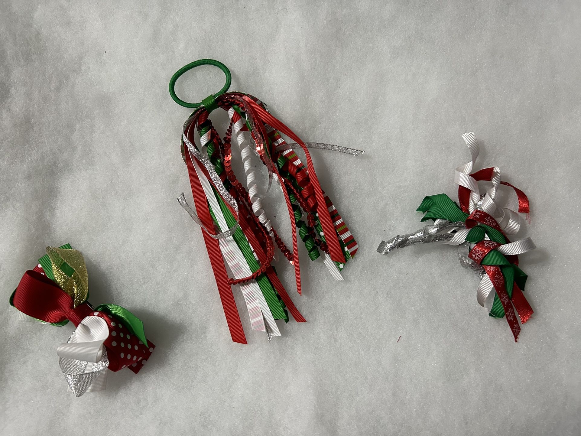 3- Beautiful Christmas hair accessories 