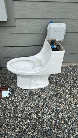 2 yr old toilet works great soft close lid not show.