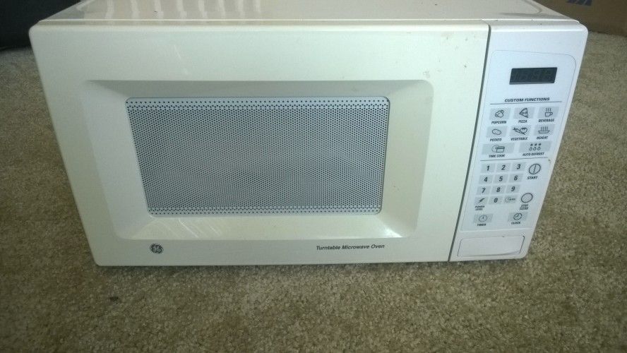 GE Turntable Microwave Oven (White)