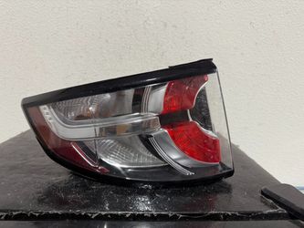 LAND ROVER DISCOVERY LEFT TAILLIGHT 2017