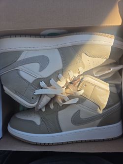 Air Jordan 1 MID BG