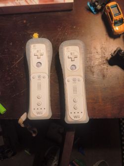 NINTENDO WII CONTROLLERS LIKE NEW!
