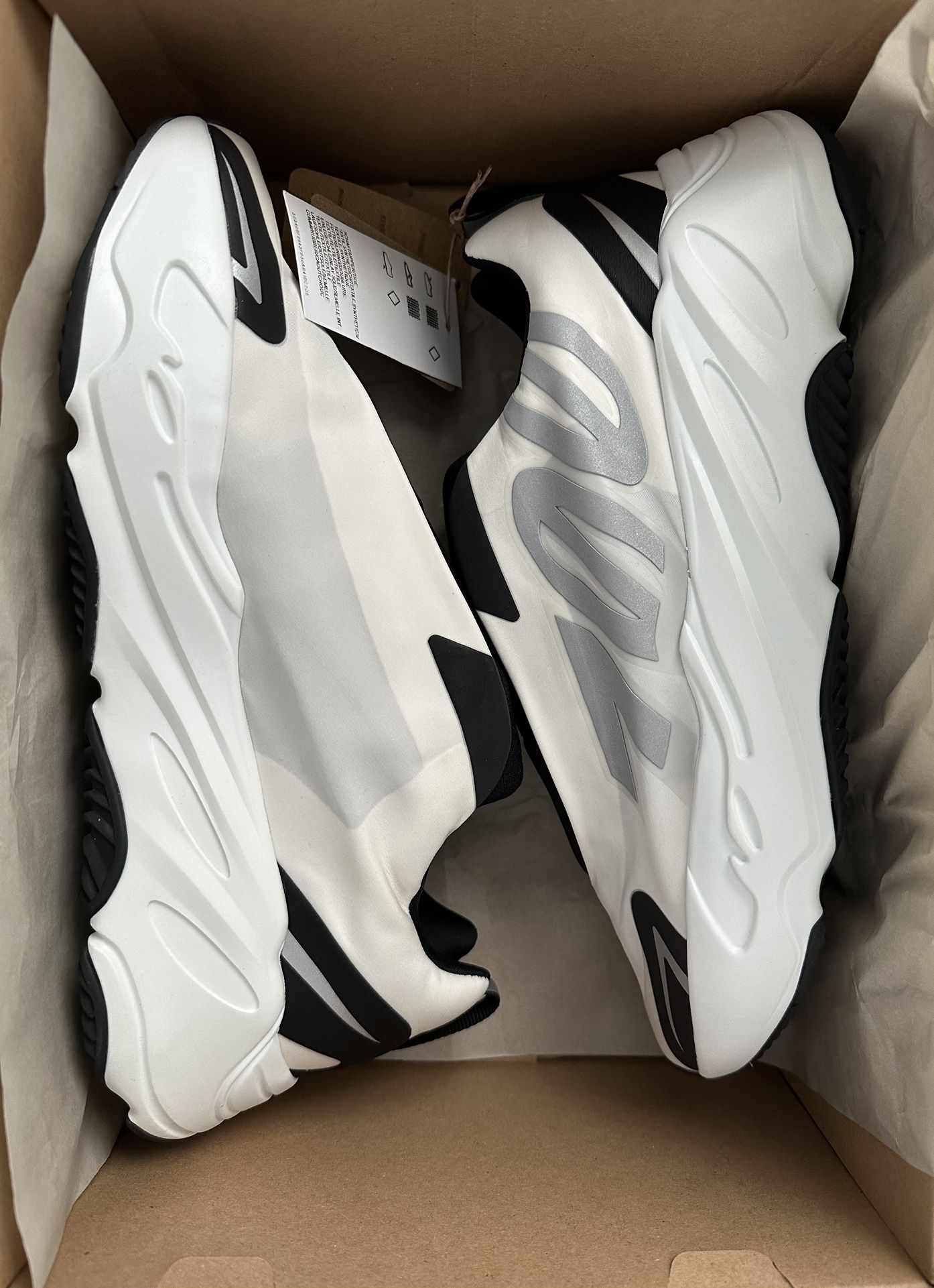 Yeezy Boost 700 MNVN Laceless Brand New