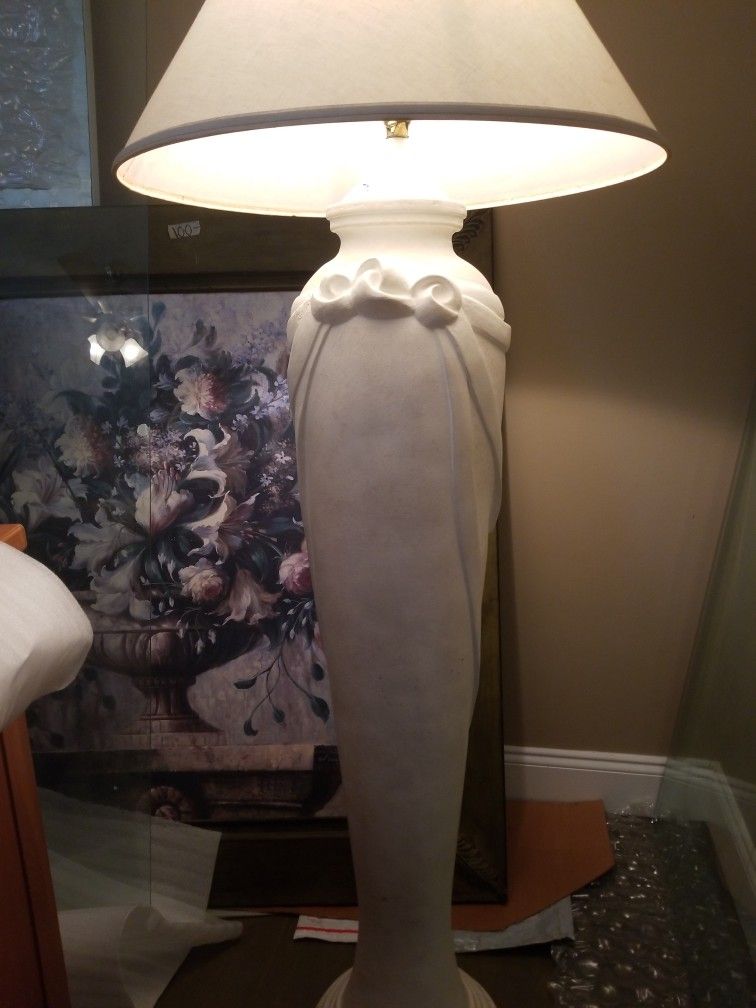 Elegant floor Pedestal  Lamp $30.00