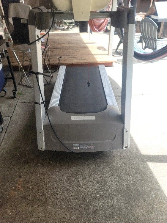 COMMERCIAL TREADMILL PRECOR 9.33