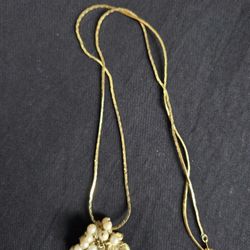 Vtg 24" Gold Tone Link Chain With 1.5"Faux Pearls Leave Pendant