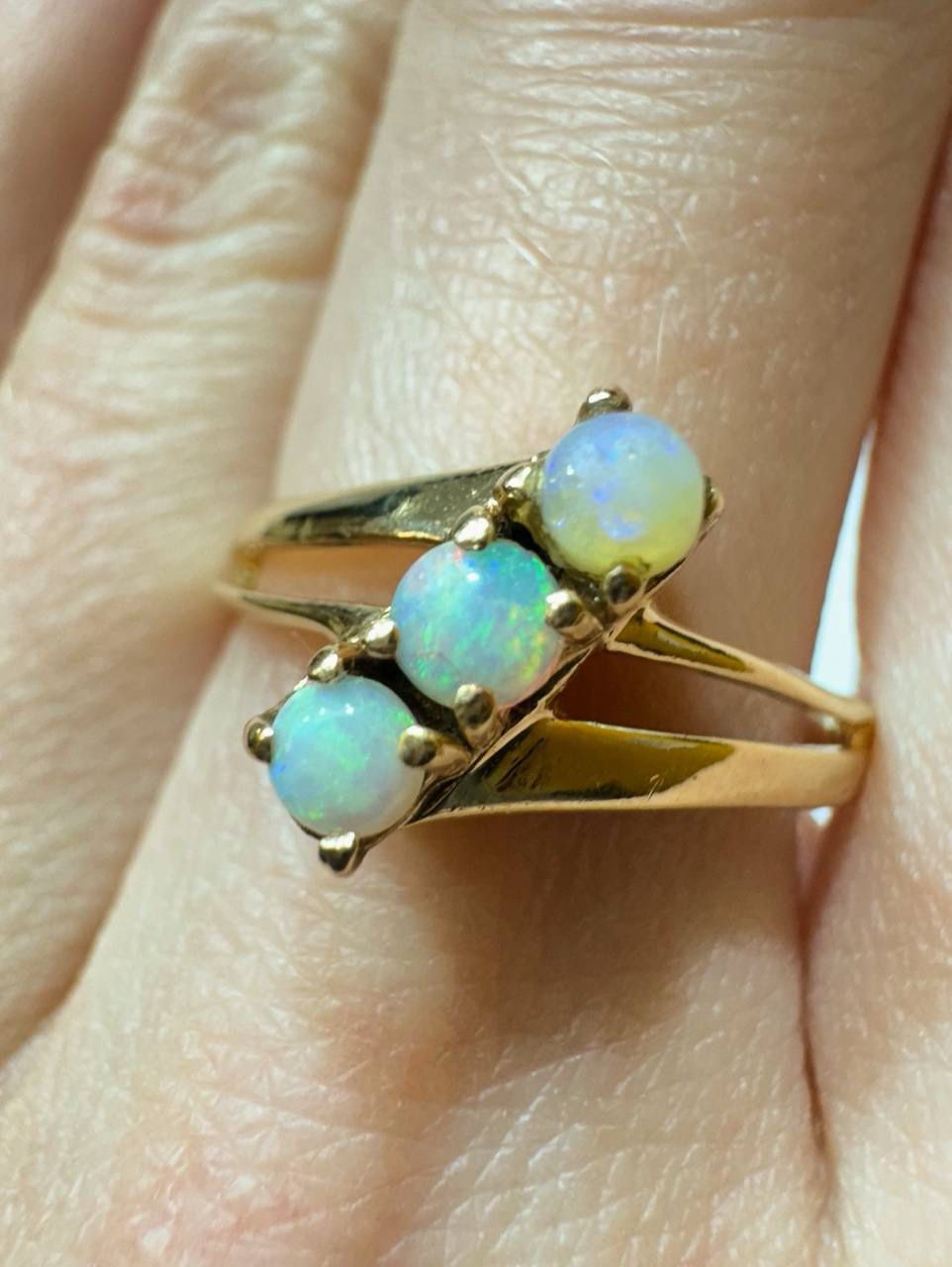 14k yellow gold lab opal stones ring