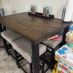 Dinning Table With Stools