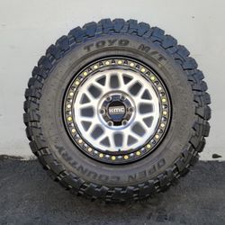 17" KMC KM549 w- 33" Toyo MT Tires
