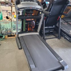 2018 Nordictrack Commercial 2450 - Lightly used (under 50 hours of use)  - 499$ 