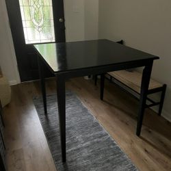 Kitchen Table With 4  Chairs! Good Condition.