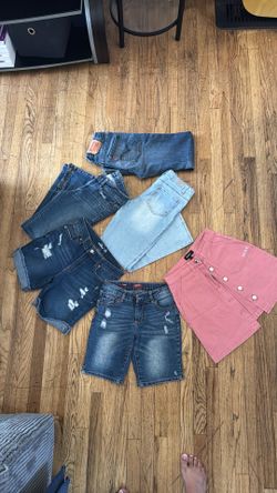 Lot of 3 pairs of trousers, 2 pairs of shorts, and a skirt, size 12, different brands Lot of 3 pairs of trousers, 2 pairs of shorts, and a skirt, size