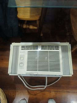 Frigidaire Air conditioner 5000 works like new