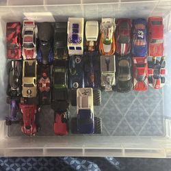 23 Hot Wheels W/ Case 