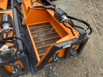 Skid steer vibrating screening rock bucket
