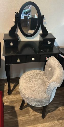 Makeup vanity