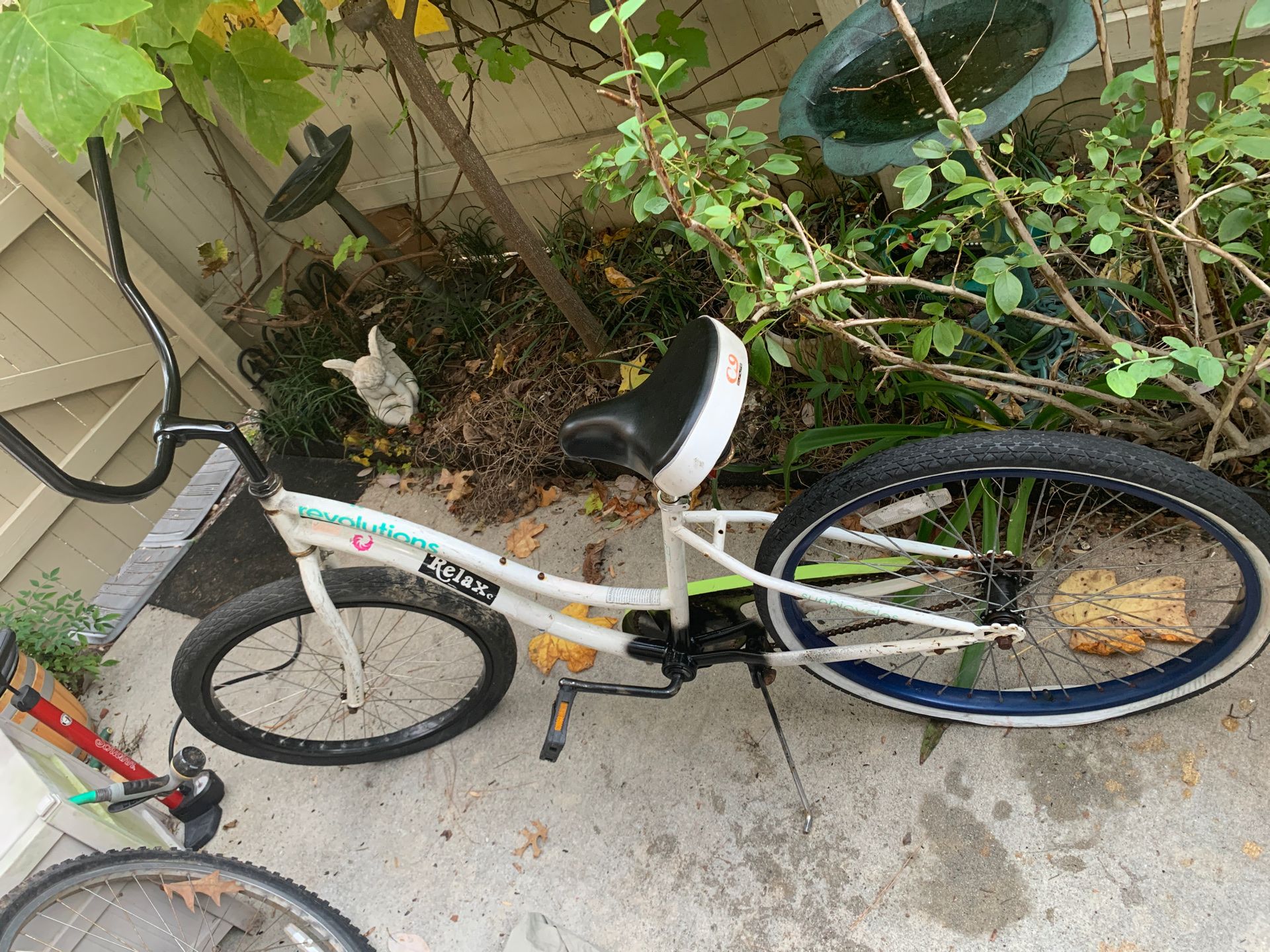 Ladies revolution black/white cruiser bike