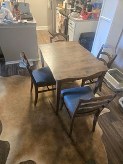 Dinning room table with leaf
