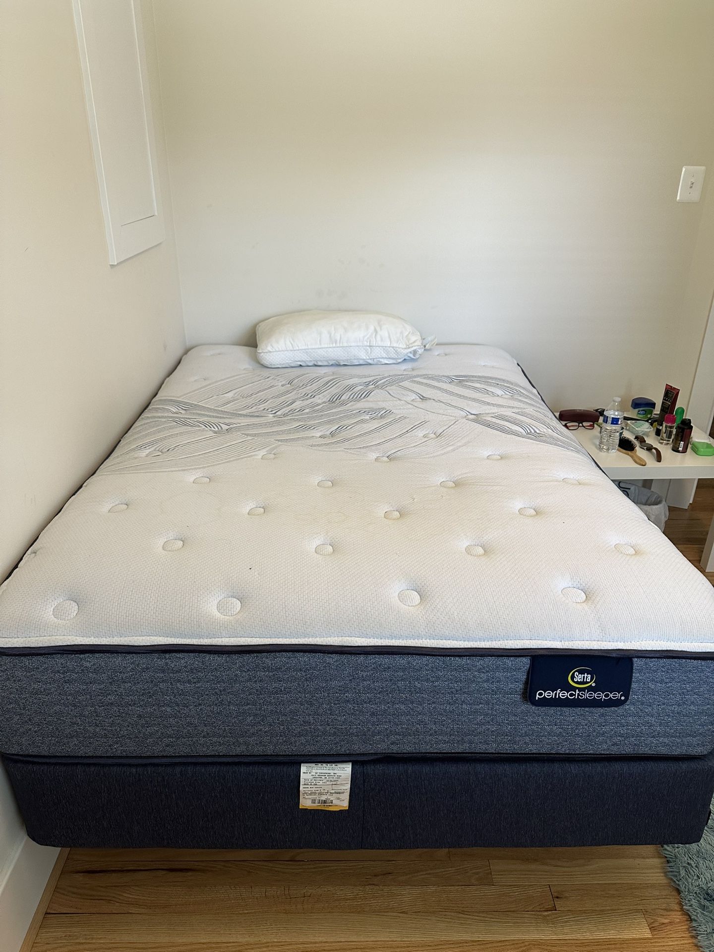 Full size bed mattress + box spring - Serta perfectsleeper Brand