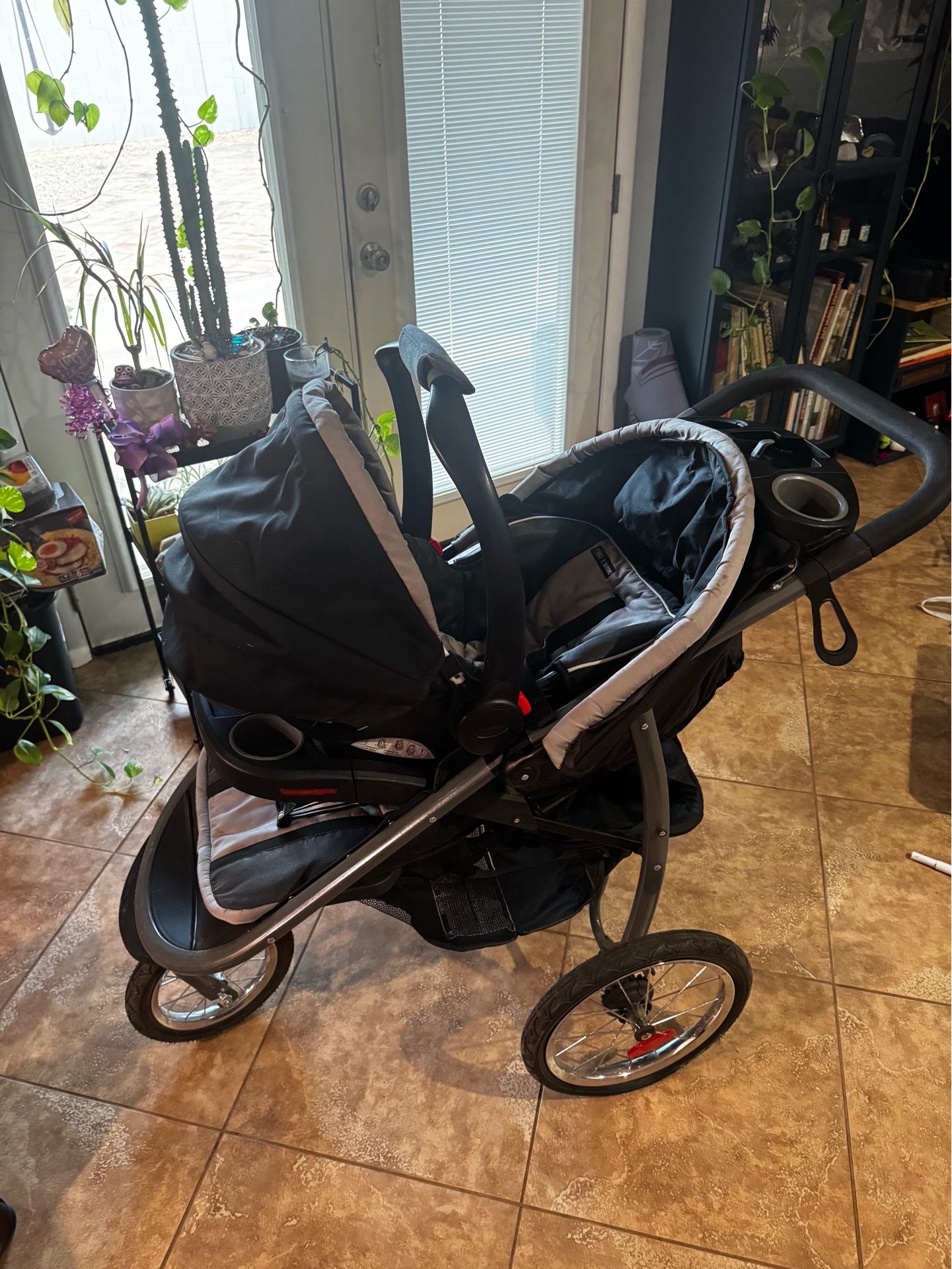 Graco Fastaction Jogger and car seat combo for Sale in Glendale, AZ ...
