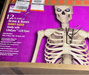12 ft (3.65 m) Grave & Bones GIANT-SIZED Skelly with LifeEyes™ LCD Eyes