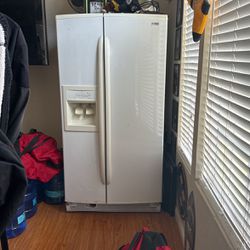 Refrigerator kenmore Elite 