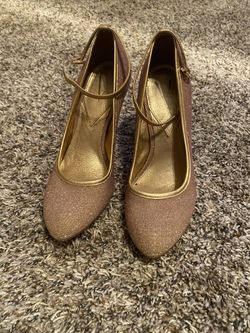 VINCE CAMUTO SIZE 6 HEELS