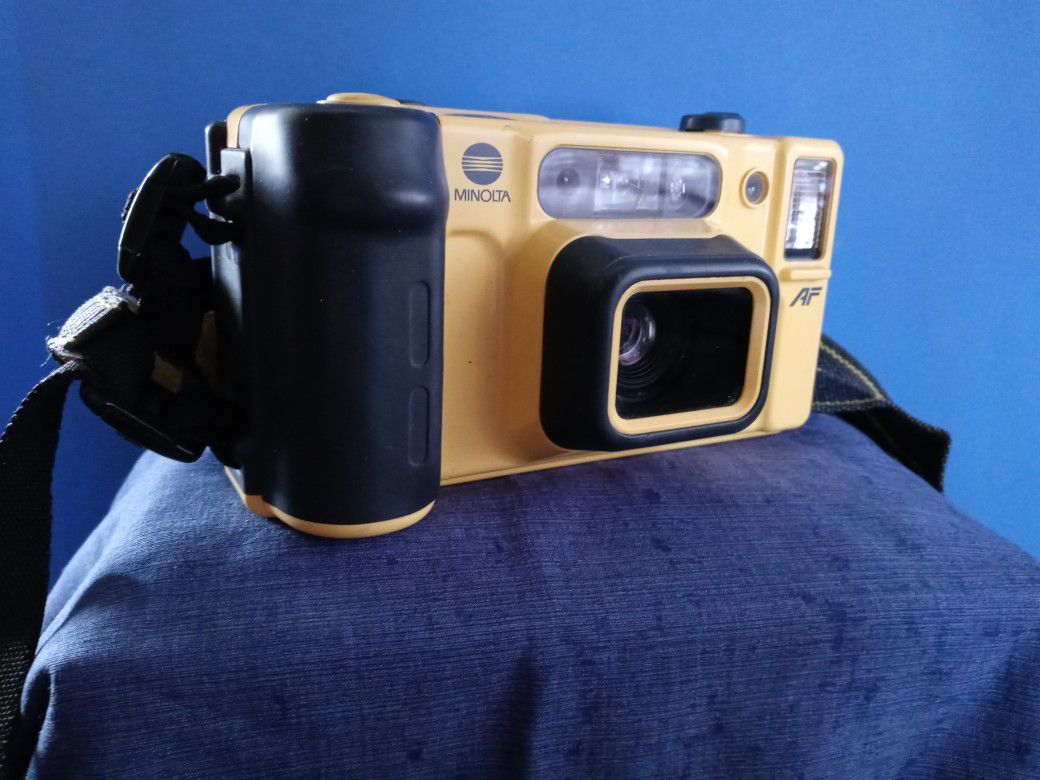 Minolta Underwater Weathermatic Dual 35 AF Camera. Witn Strap, Used Working. Nice Camera.